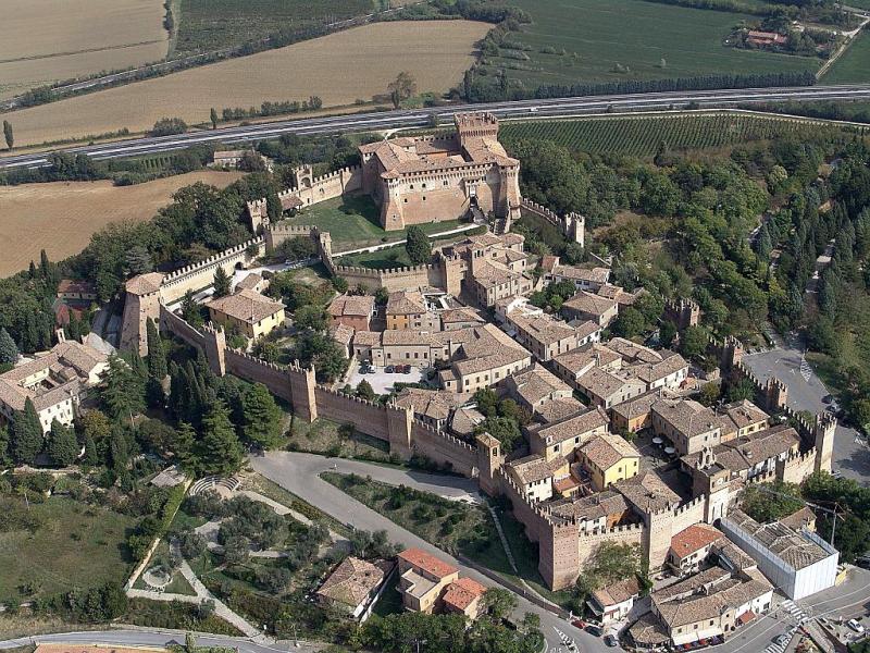 Rocca Di Gradara, panoramica del borgo e della rocca