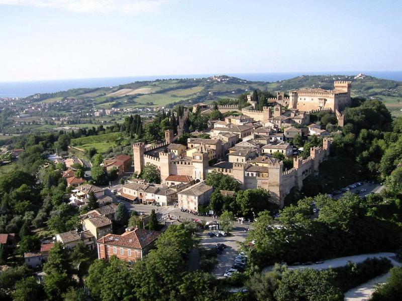 Rocca Di Gradara, panoramica del borgo e della rocca