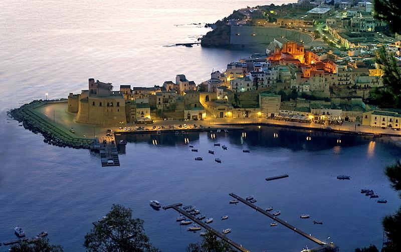 Castello Di Castellamare Del Golfo, panoramica del castello all'alba