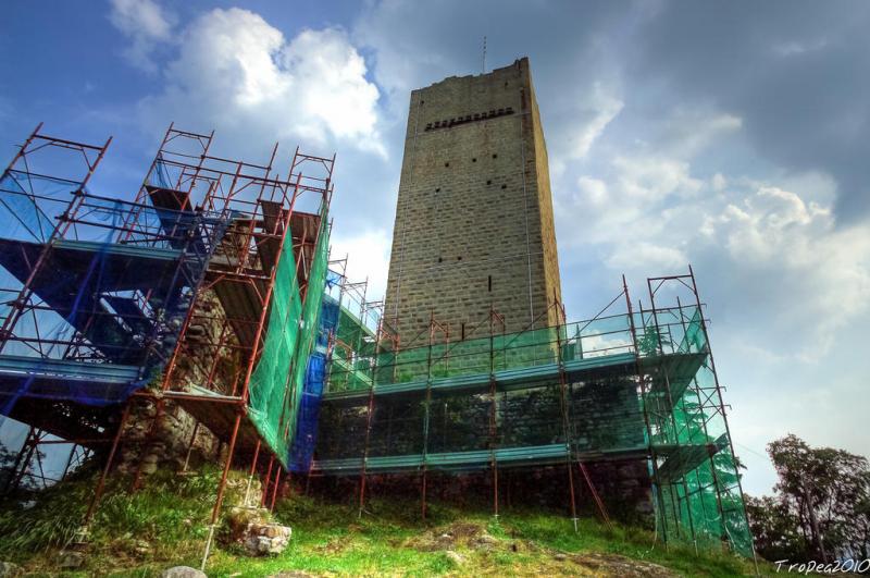 Castello del Baradello, resti della cinta muraria esterna