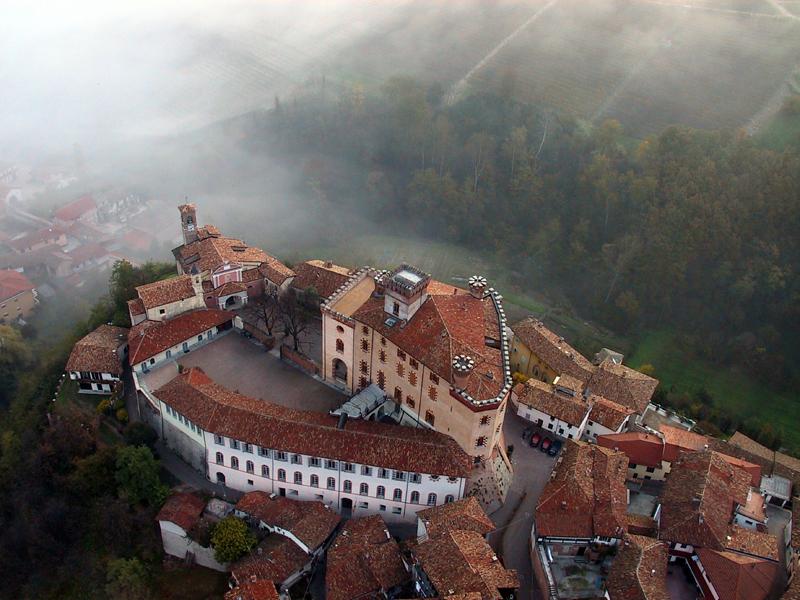 Castello Falletti Di Barolo, panoramica aerea