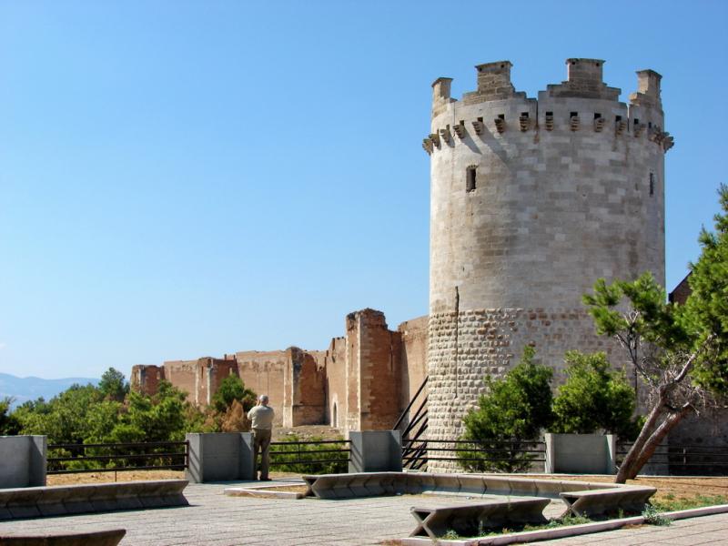 Fortezza Sveva Angioina Di Lucera, particolare delle mura con la Torre della Regina in primo piano