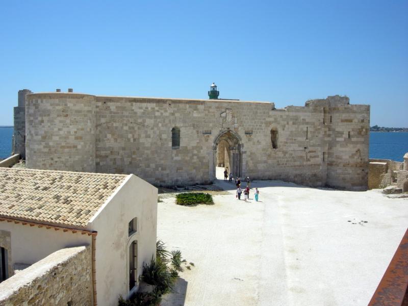 Castello Maniace O Svevo Di Siracusa, panoramica dell'ingresso e del piazzale antistante