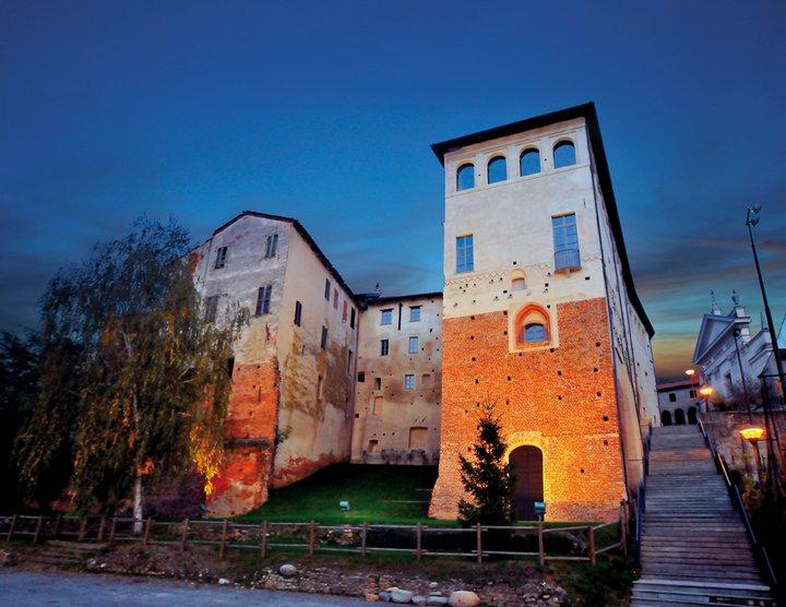 Castello Consortile Di Buronzo, panoramica serale