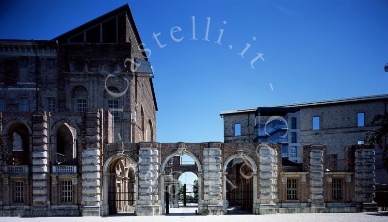 Castello Di Rivoli, veduta esterna dal piazzale