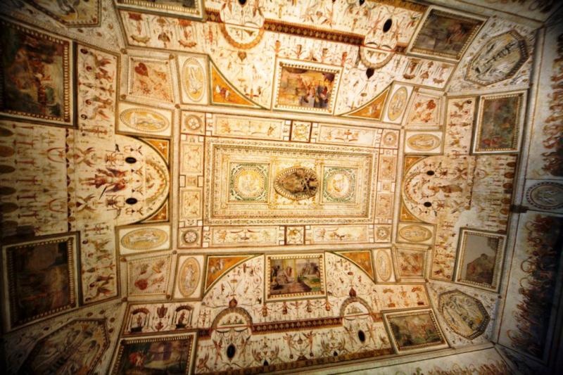 Castel Sant'Angelo - soffitto decorato a grottesche nella stanza della biblioteca