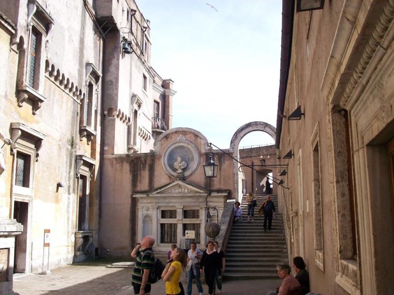 Castel Sant'Angelo - particolare del cortile interno