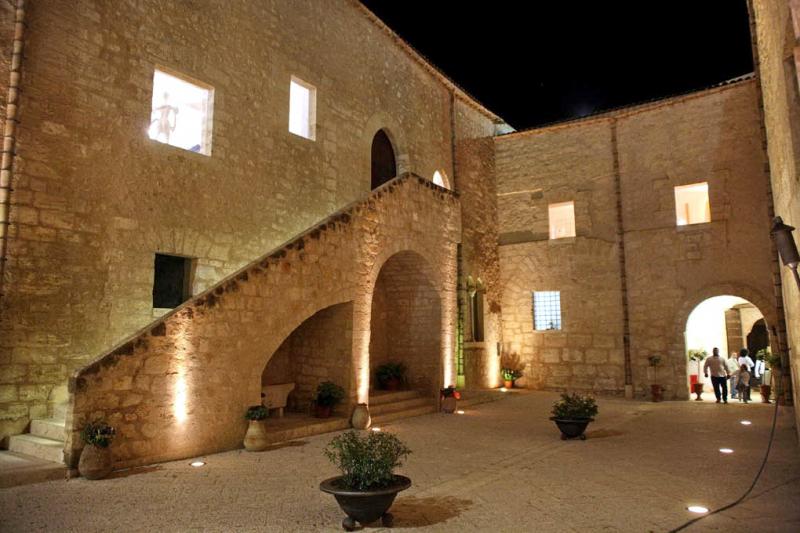 Castello Di Alcamo, cortile in notturna