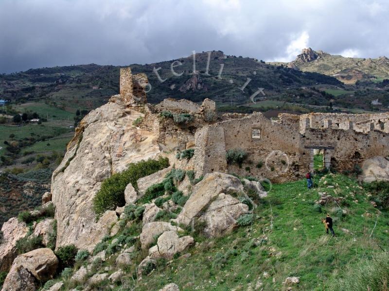 Castello Di Torremuzza, panoramica dalla collina di fronte (sud-ovest)