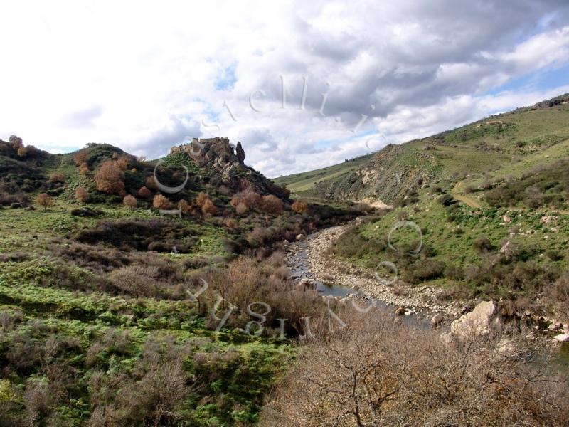 Castello Di Torremuzza, panoramica della piccola rocca e del fiume Serravalle