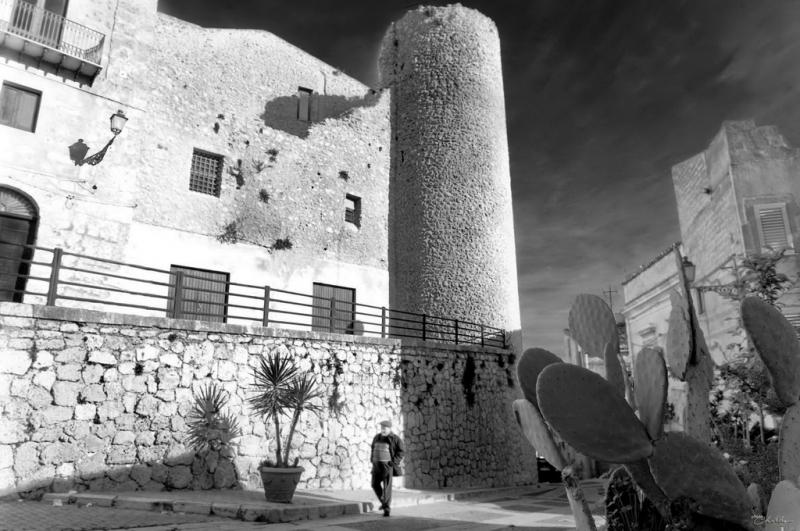Castello Di Racalmuto, particolare di una delle torri circolari