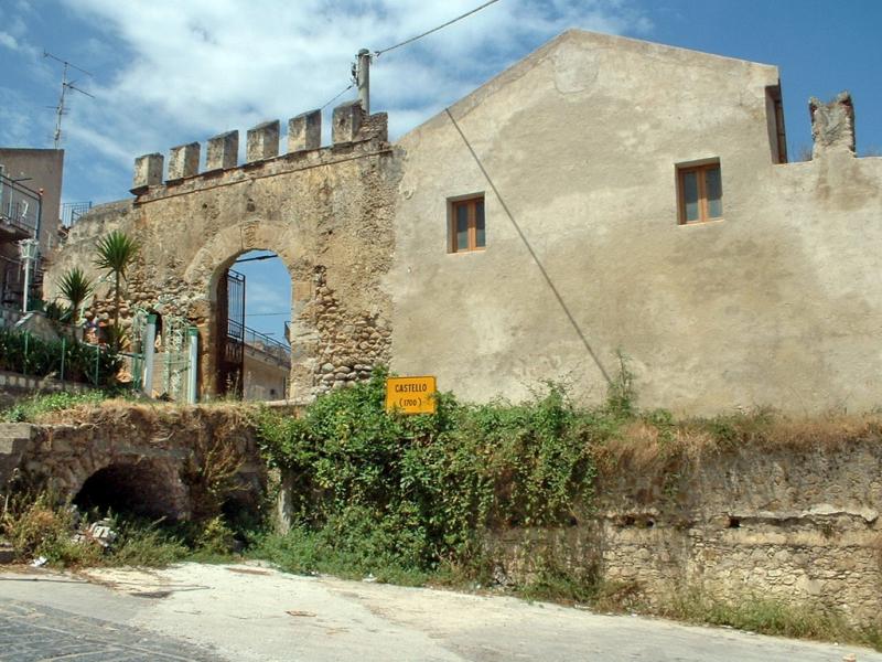 Castello Cupane Di Acquedolci, ingresso