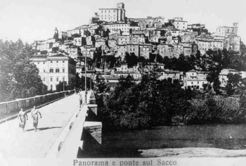 Castello Di Ceccano in una cartolina anni '30