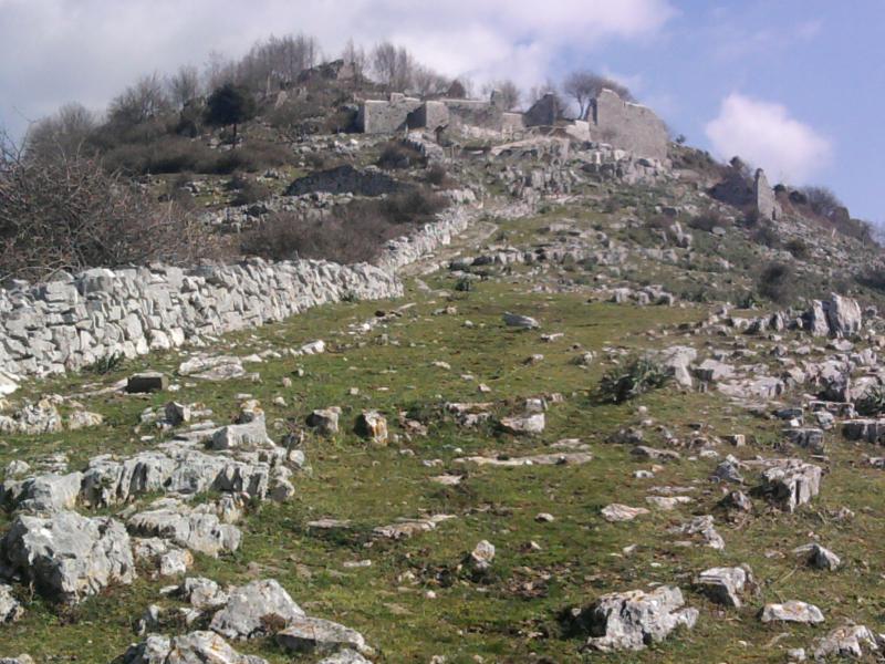 Castello Di Acquaviva-Salita Ai Ruderi