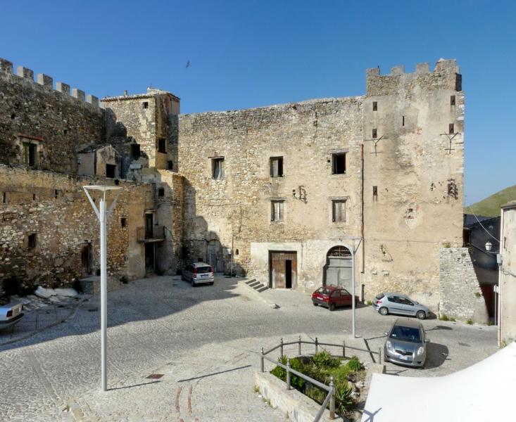 Castello Di Marineo, particolare dell'ingresso