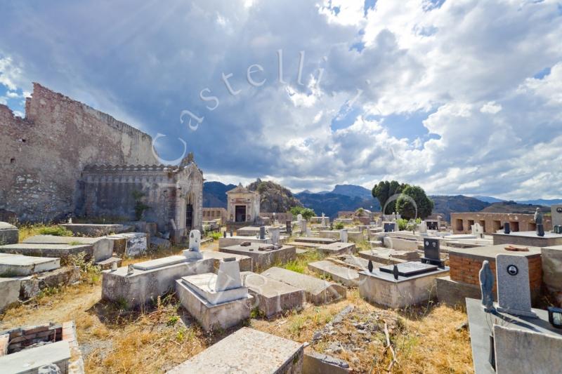 Castello Di Forza D'Agro', alcune tombe