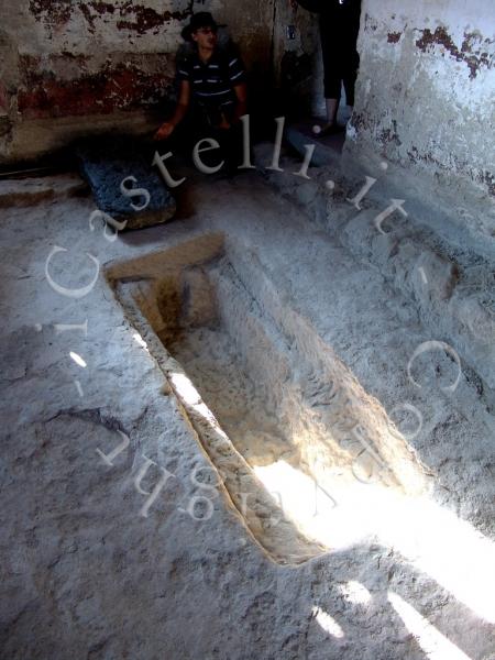 Castello Grande Di Castiglione Di Sicilia, tomba antropomorfa all'interno della cappella di San Filippo d'Agira