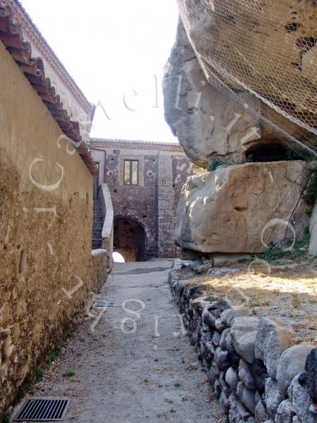 Castello Grande Di Castiglione Di Sicilia, la corte-strada direzione est, che conduce al cortile-terrazza