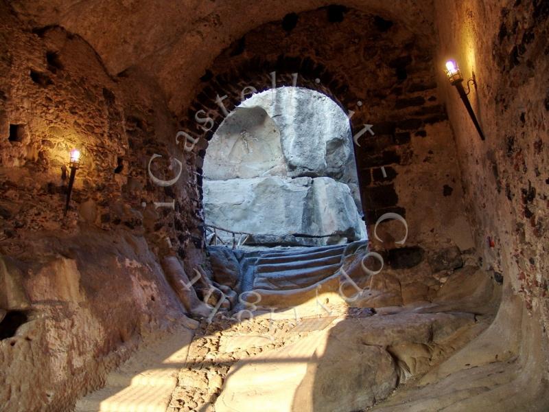 Castello Grande Di Castiglione Di Sicilia, ambiente rupester al quale si accede superato il portone d'ingresso, in fondo si pu&ograve; osservare la cavit&agrave; della chiesa rupestre di Santa Barbara