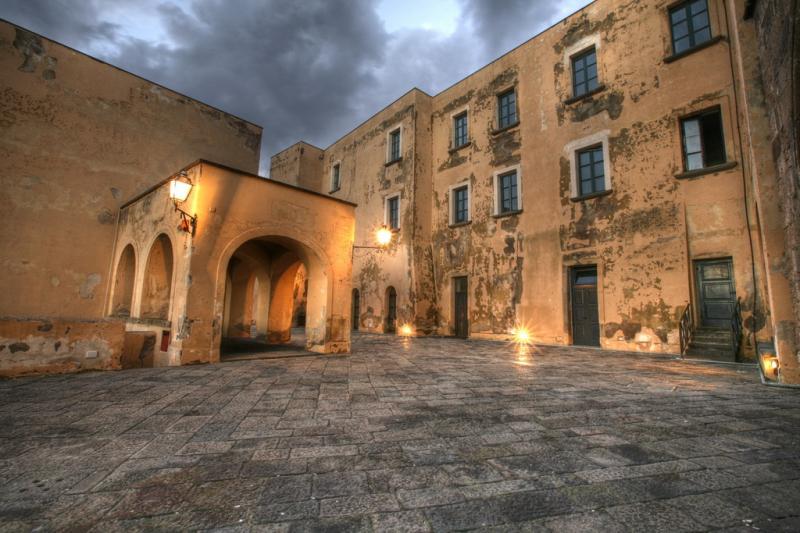 Castel Dell'Ovo, uno dei cortili interni
