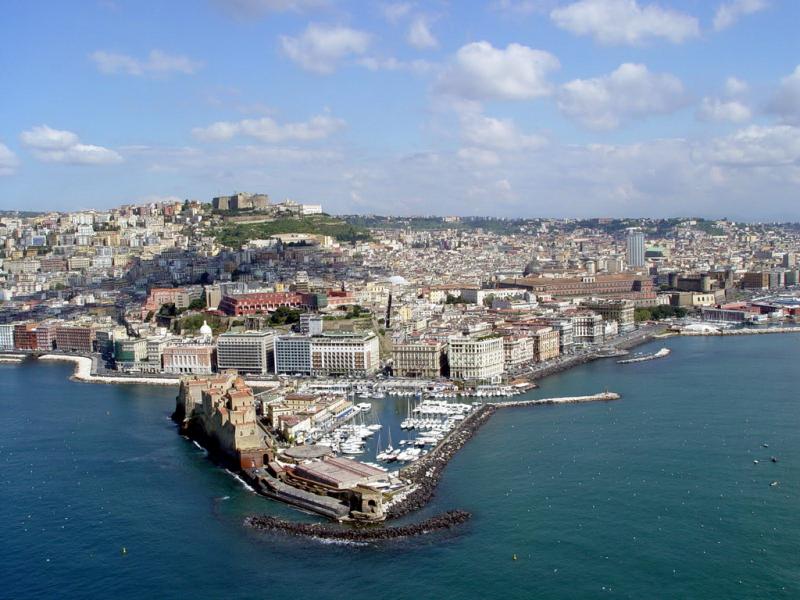 Castel Dell'Ovo, foto aerea con in basso Castel dell&igrave;Ovo, a destra il Maschio Angioino ed in alto Castel Sant'Elmo