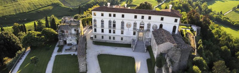 Castello Di San Salvatore A Susegana, panoramica di alcuni ruderi e di Palazzo Odoardo dall'alto della Torre