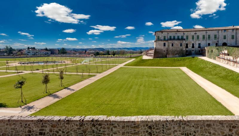 Castello Di Sala Baganza, panoramica con il giardino del melograno