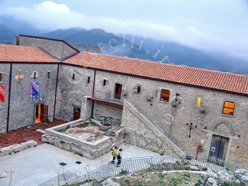 Castello Di Montalbano Elicona, la corte grande vista dal mastio