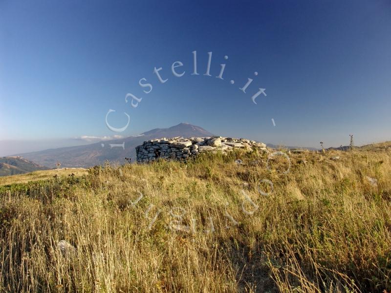 Castello Di Polverello, lato sud-est del recinto, con il grande cubburo e l'Etna