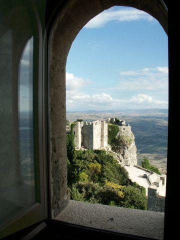 Torri Pepoli, Vista sul Castello di Venere