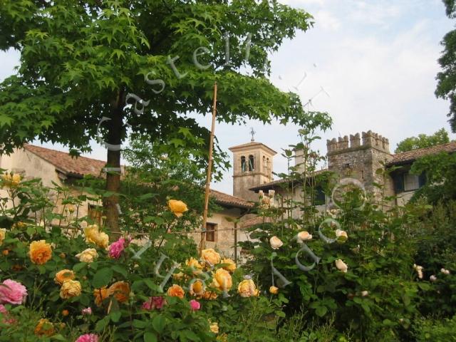 Castello di Strassoldo di Sopra, veduta esterna