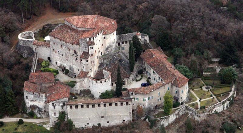 Castel Pietra, panoramica dall'alto