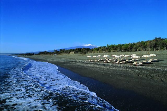 Castello di San Marco, la spiaggia di San Marco con vista Etna