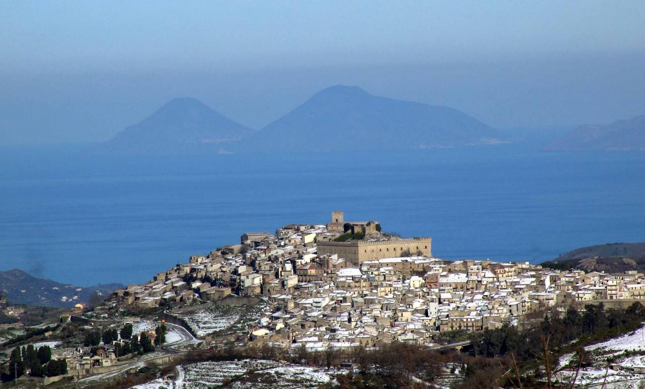 Castello Di Montalbano Elicona, panoramica del borgo con le isole Eolie sullo sfondo