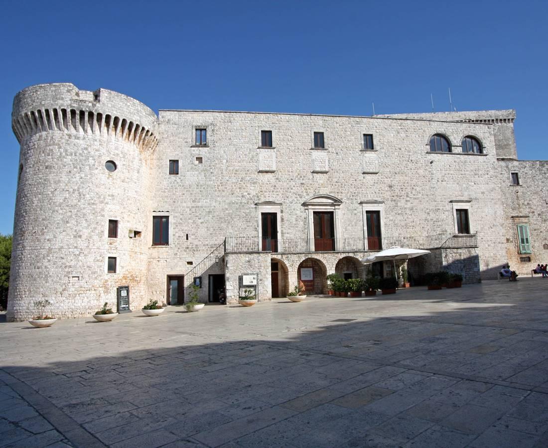 Castello Acquaviva D'Aragona