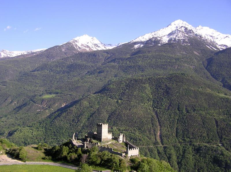 Castello di Cly, panoramica con le Alpi