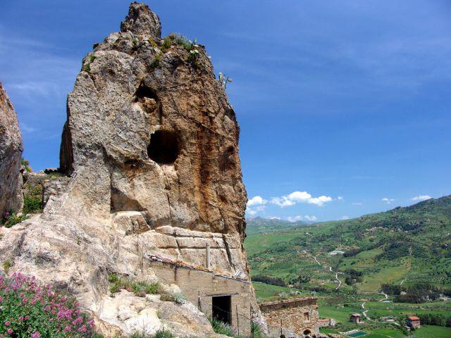 Sperone roccioso con grotta che si osserva all'inizio della salita al castello