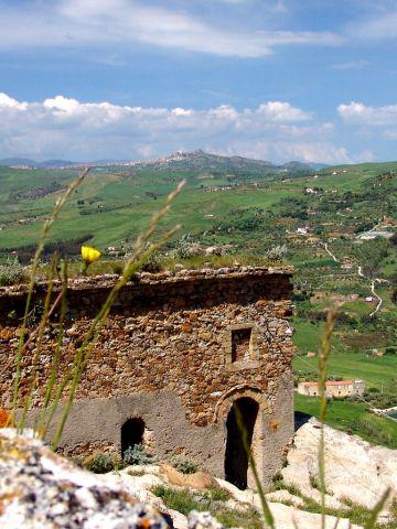 La Porta Falsa, sullo sfondo si vede l'abitato di Troina
