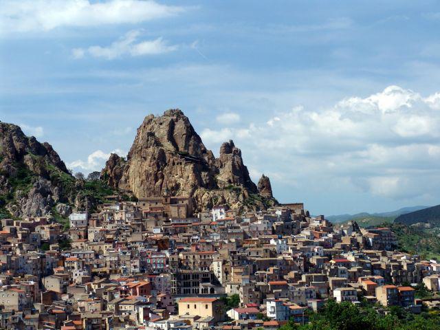 Panoramica con la maestosa rupe che domina il paese di Gagliano