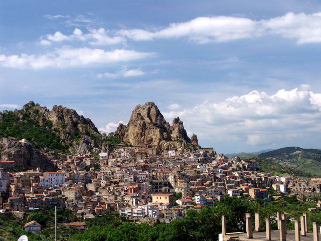 Panoramica di Gagliano Castelferrato con la rupe del castello