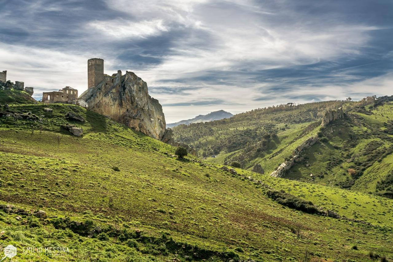 Castello di Gresti osservato da Nord