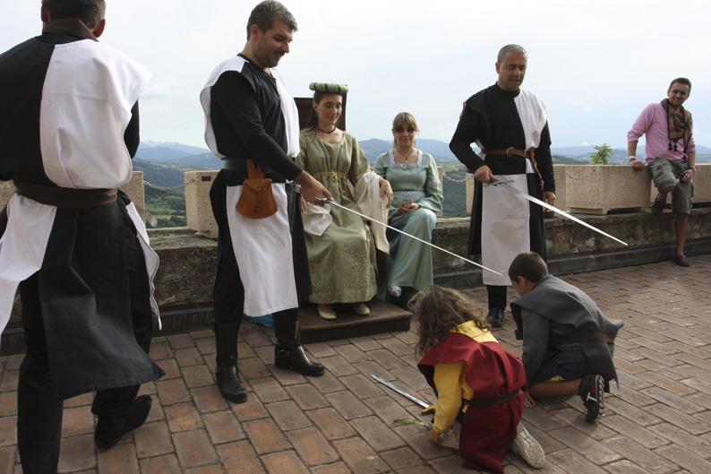 Rossena in Arme :: Castello di Rossena